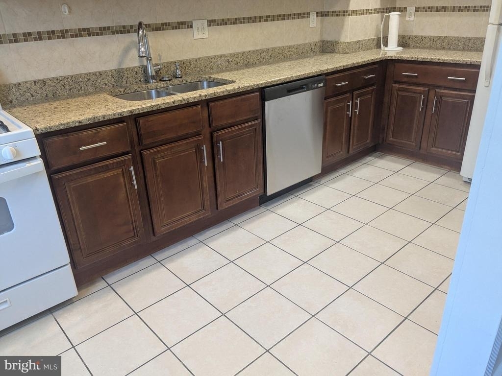 963 E Godfrey Avenue - Photo 2