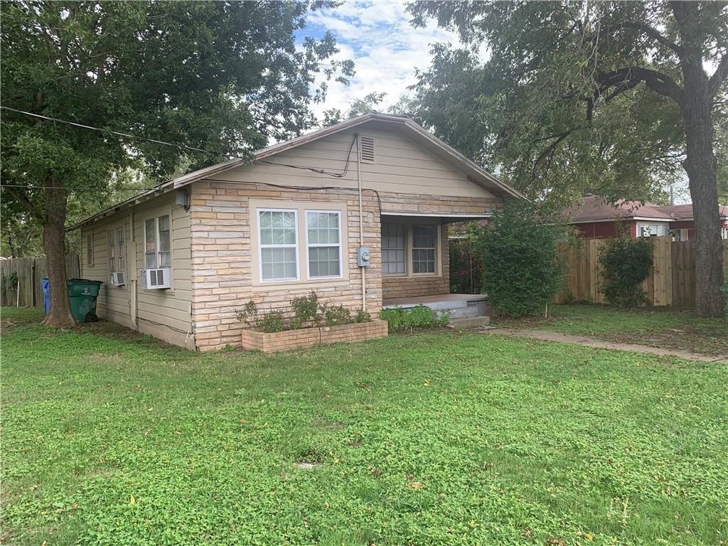 2305 Main St - Photo 0