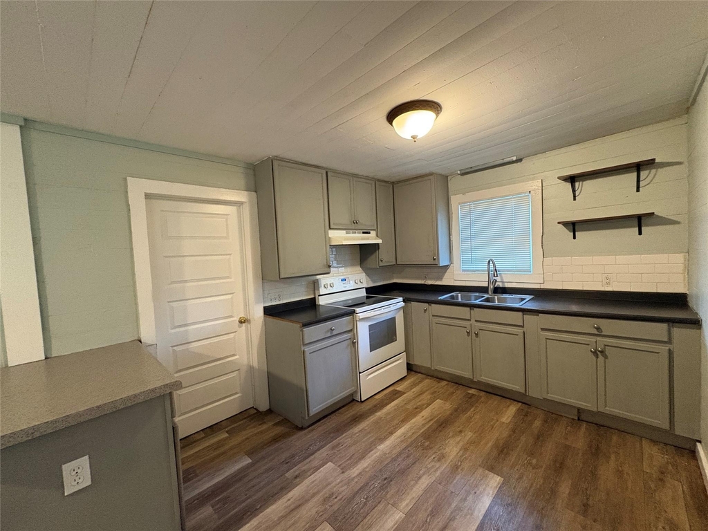 2305 Main St - Photo 1