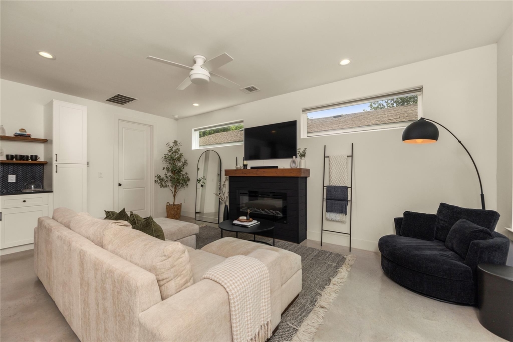 1129 Henninger St - Photo 6