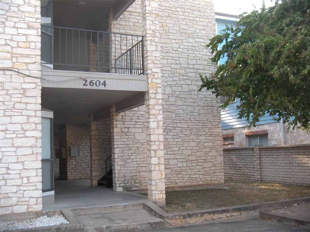 2604 Salado St - Photo 0