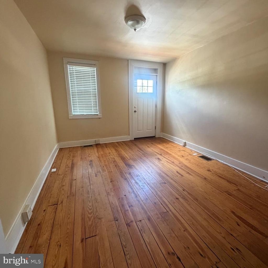 242 S Carroll Street - Photo 5