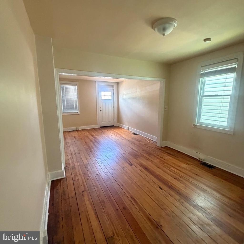242 S Carroll Street - Photo 4
