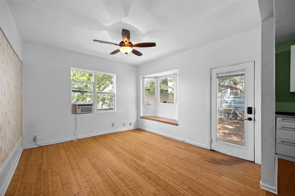 2409 E 9th St - Photo 3
