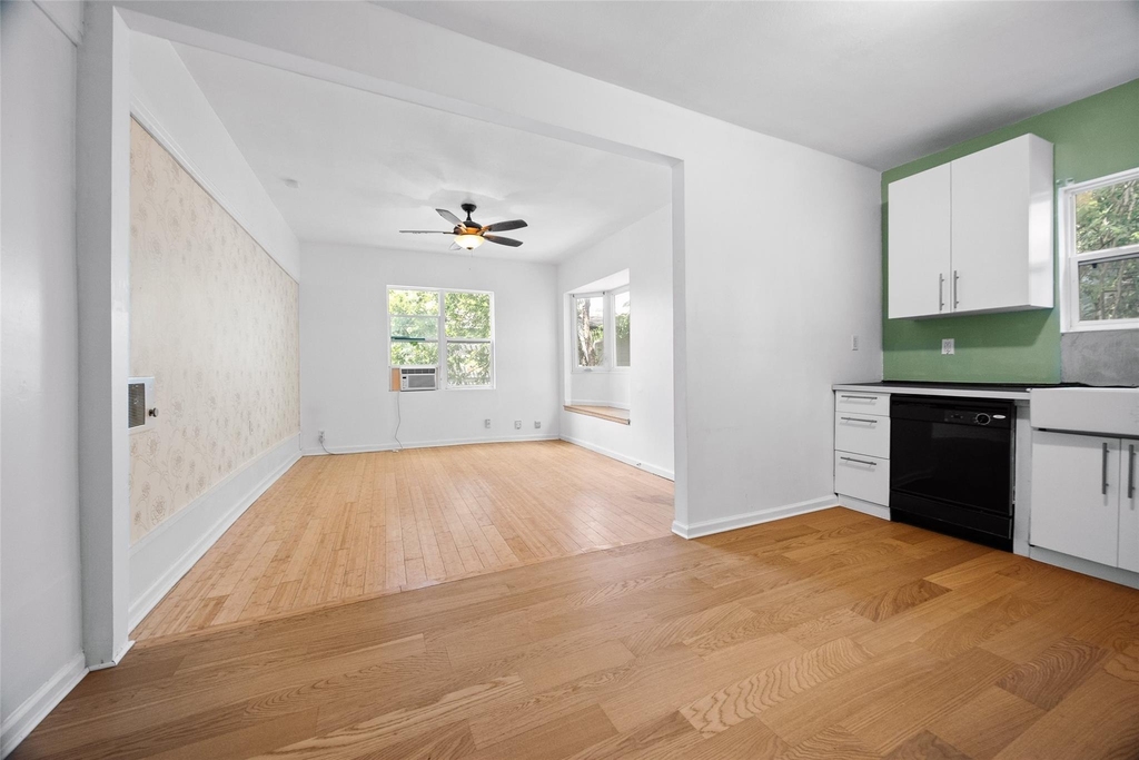 2409 E 9th St - Photo 9