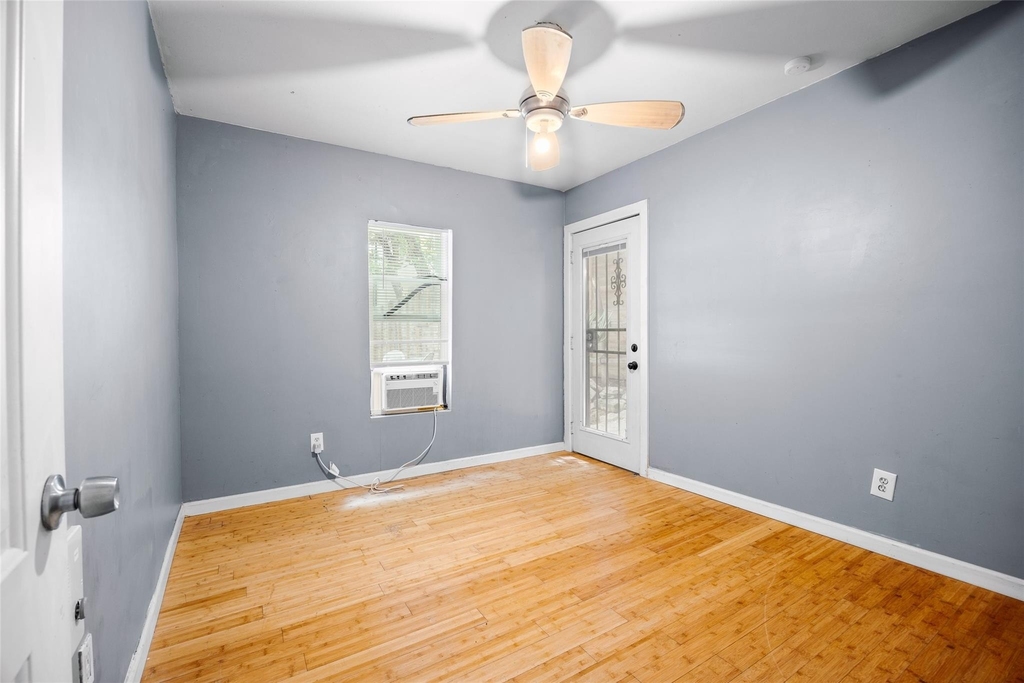 2409 E 9th St - Photo 13