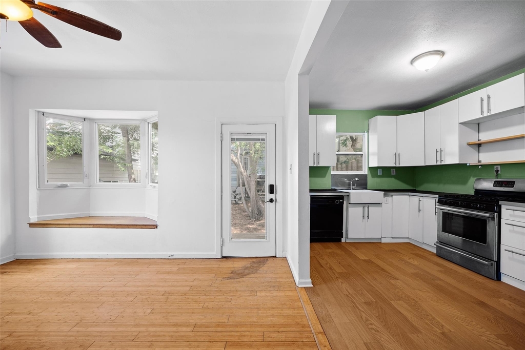 2409 E 9th St - Photo 5