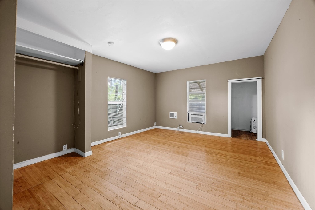 2409 E 9th St - Photo 12