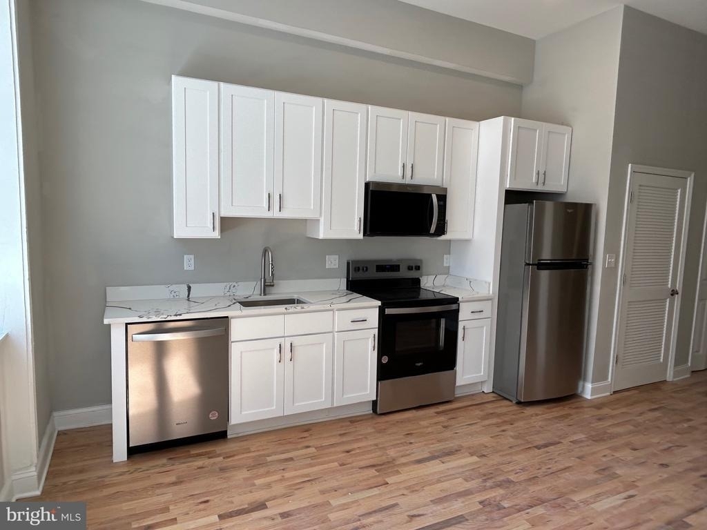 100 W Lexington Street - Photo 3