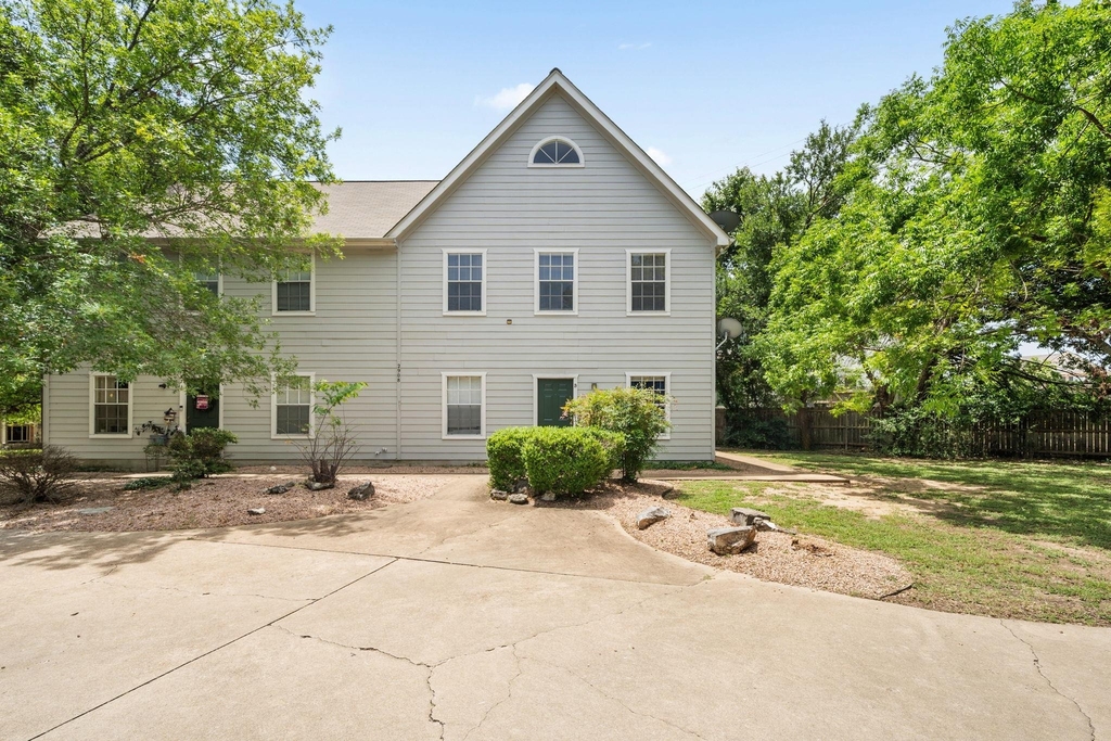 2908 Whisper Oaks Ln - Photo 0