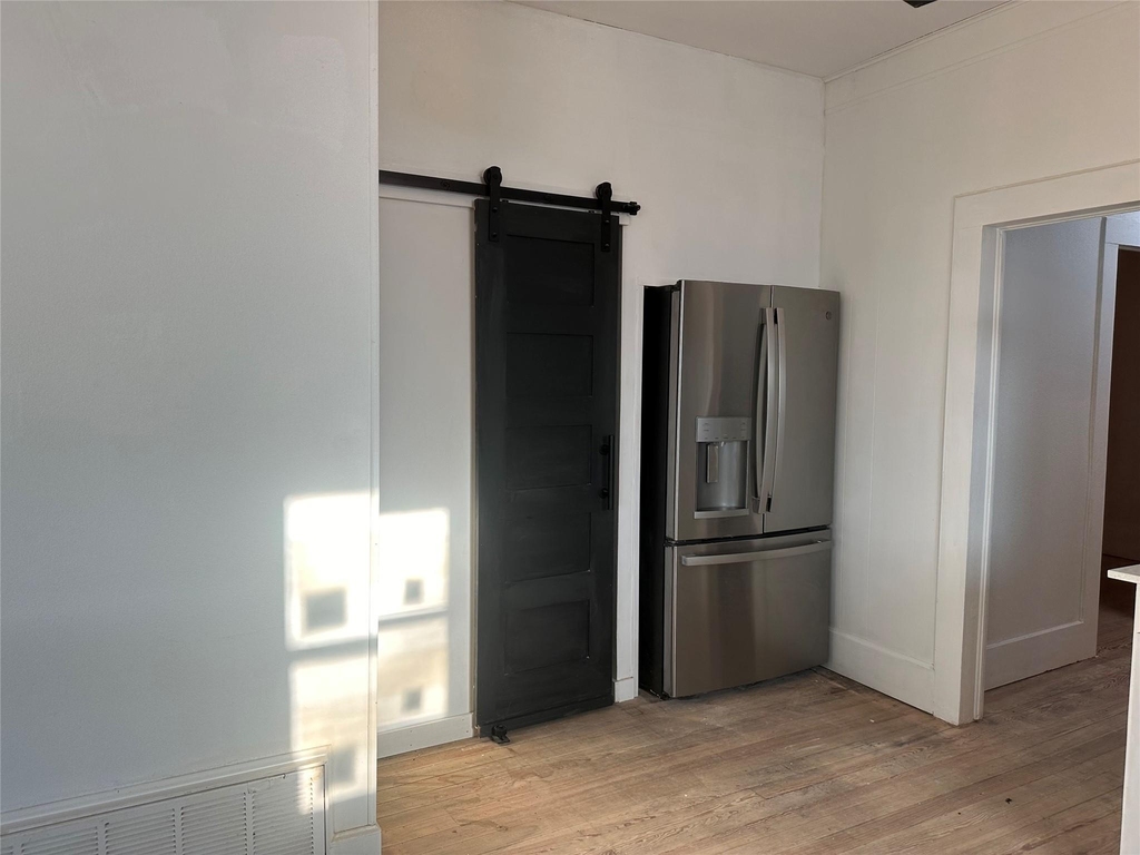 405 East College St - Photo 2
