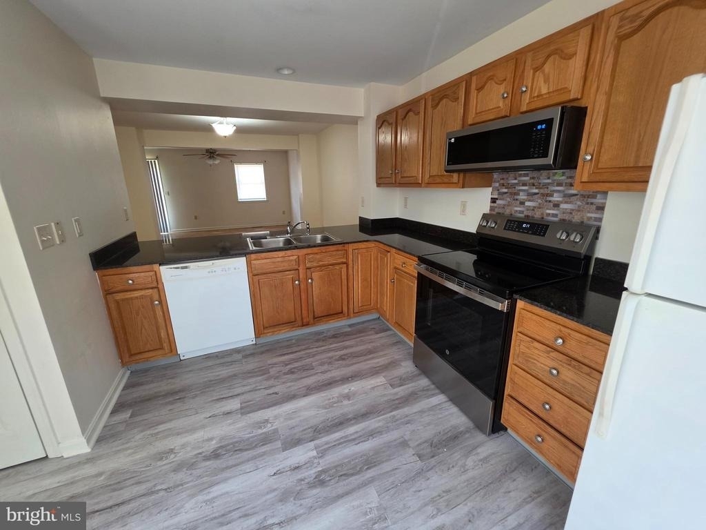 218 218 E North Street - Photo 4