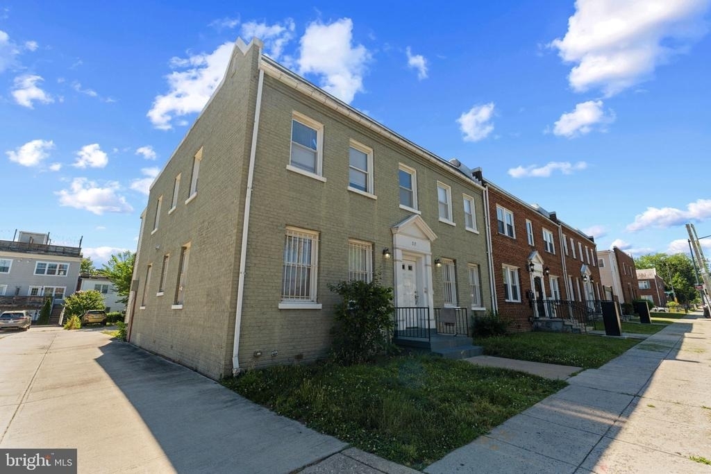 217 19th Street Ne - Photo 2