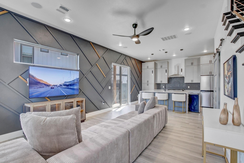 4703 Louis Ave - Photo 4