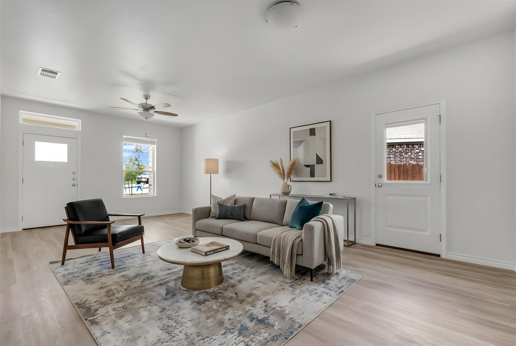 1118 Zora Dr - Photo 2