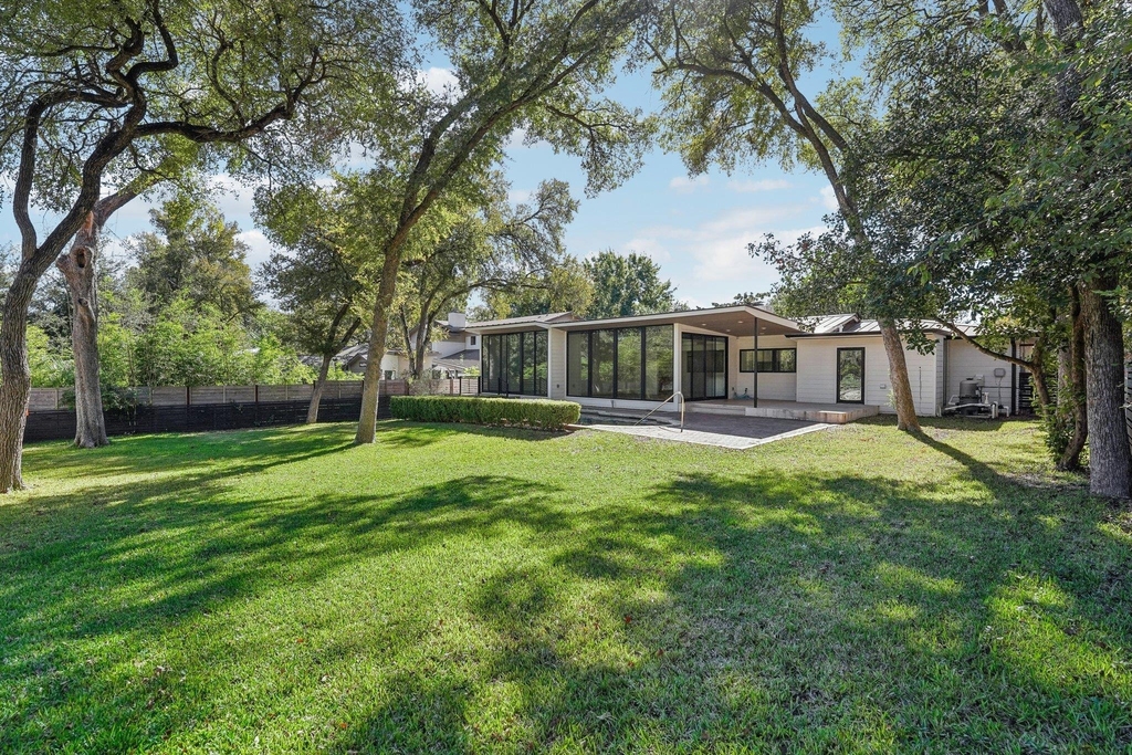 3927 Balcones Dr - Photo 0