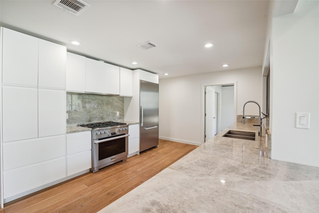 3927 Balcones Dr - Photo 20