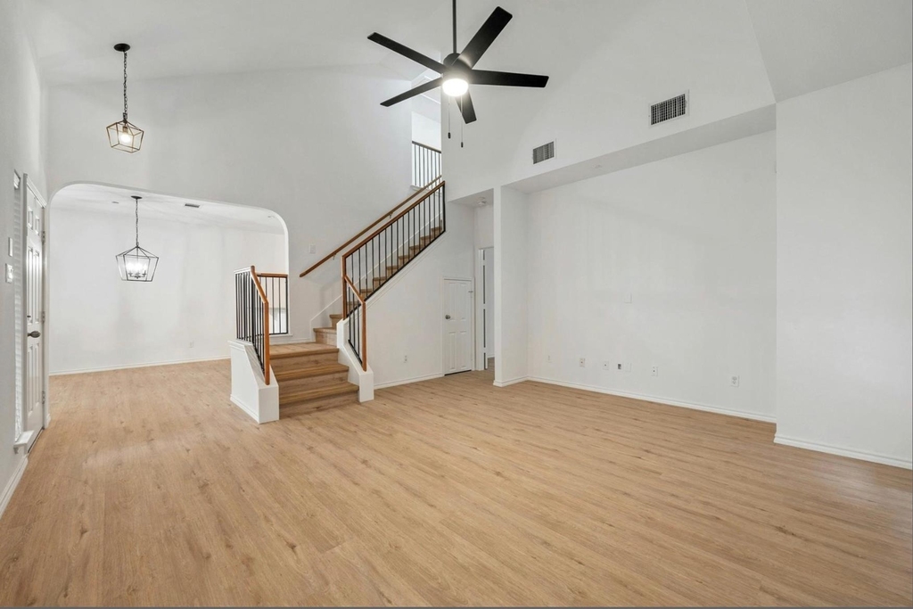 1310 W Parmer Ln - Photo 3