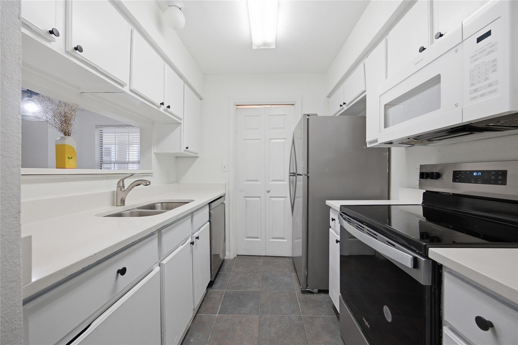 501 W 26th St - Photo 4