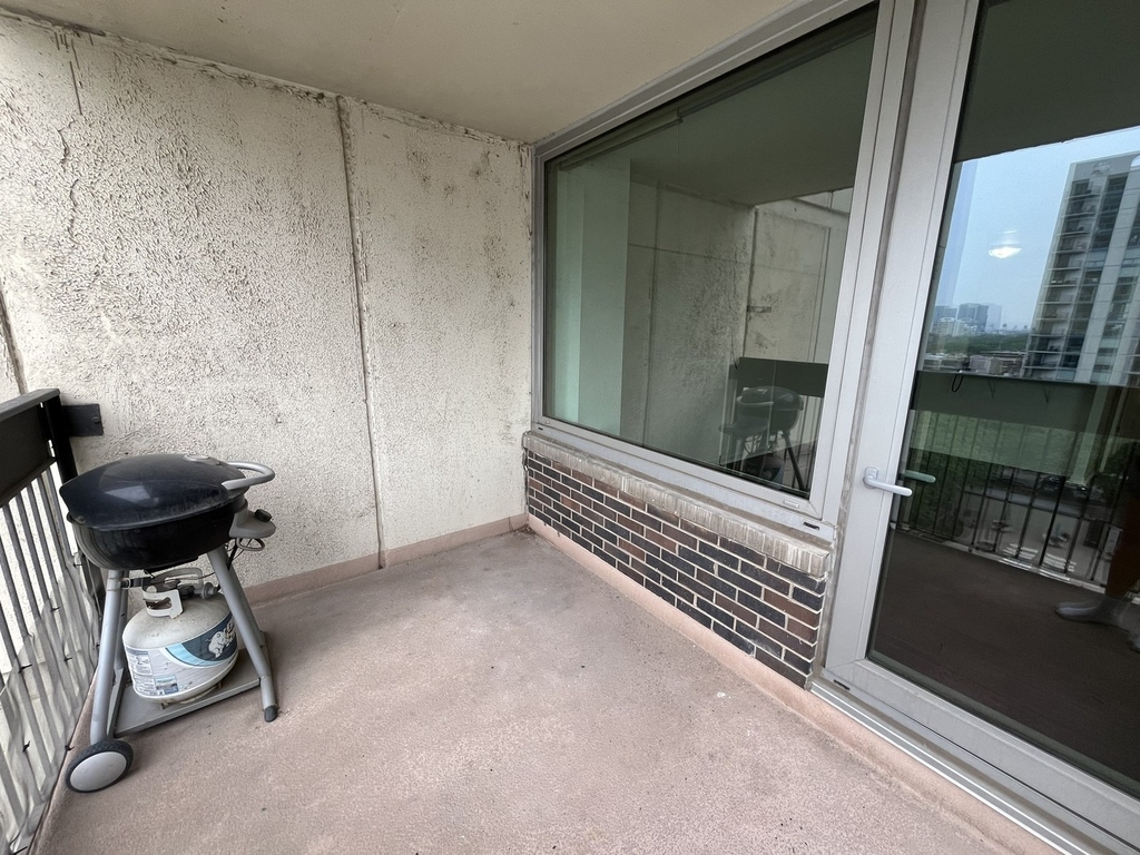1255 N Sandburg Terrace - Photo 2