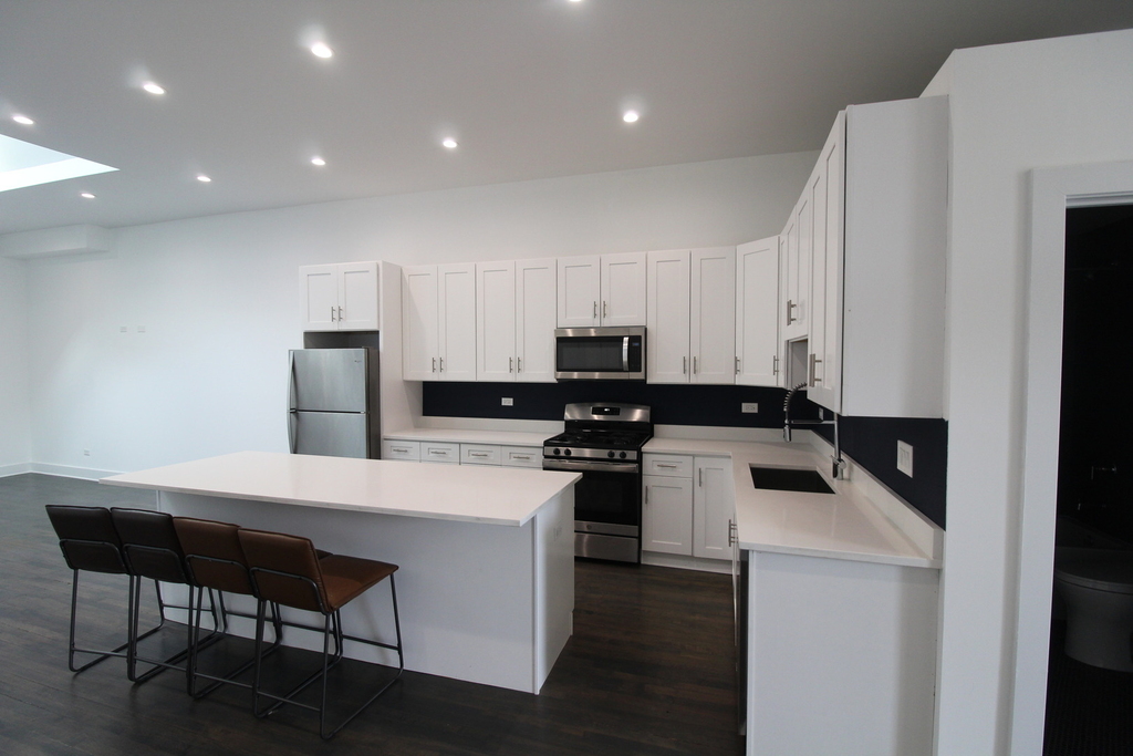 1474 N Milwaukee Avenue - Photo 2