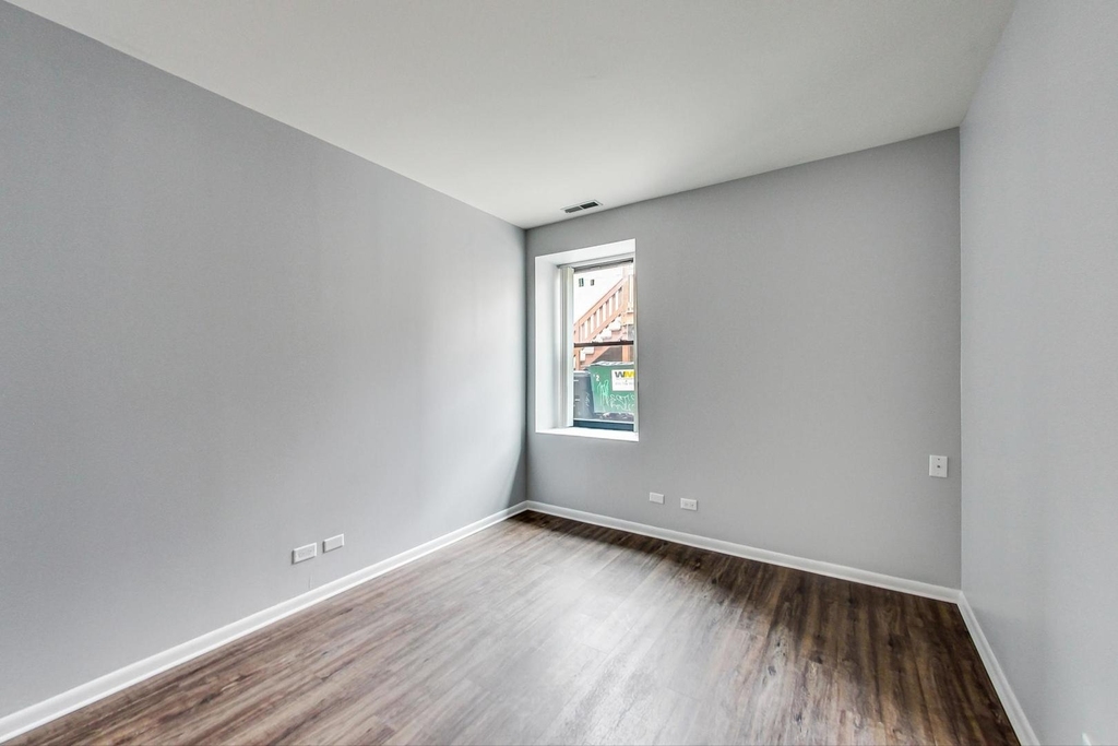 2343 N Greenview Avenue - Photo 10