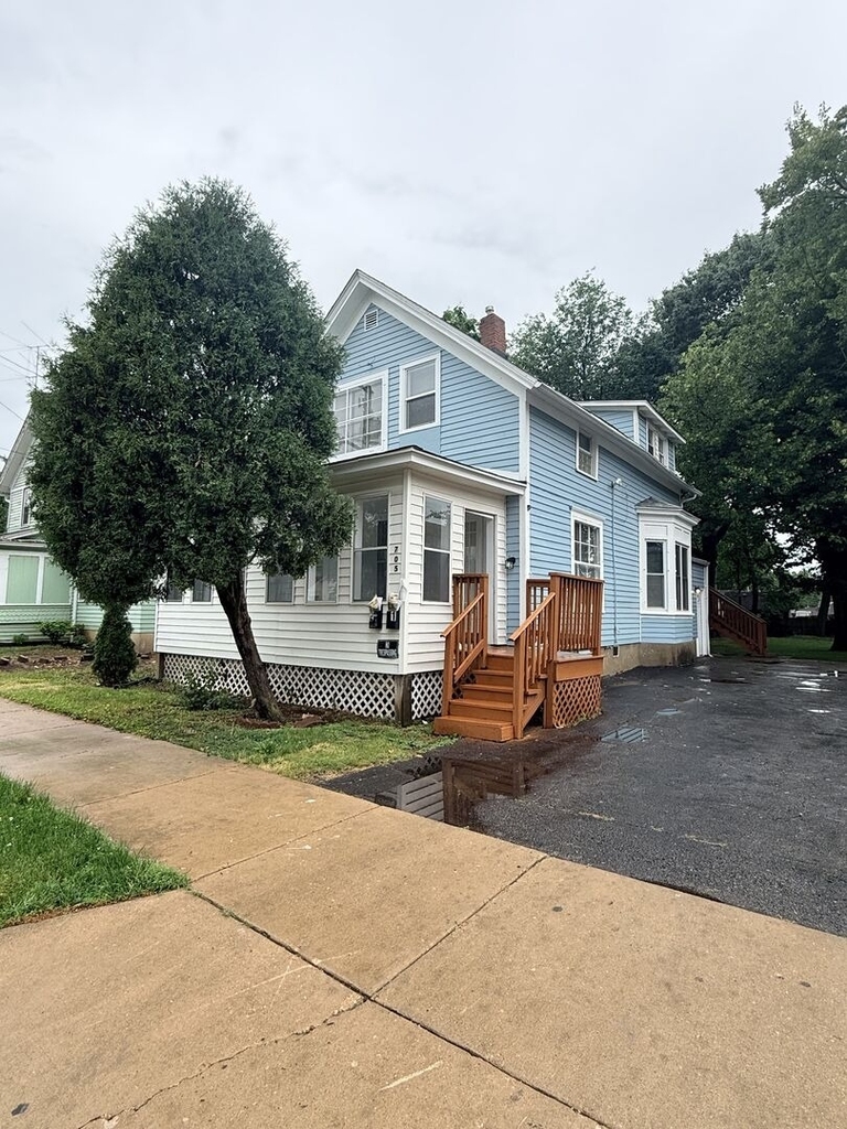 705 North Avenue - Photo 0