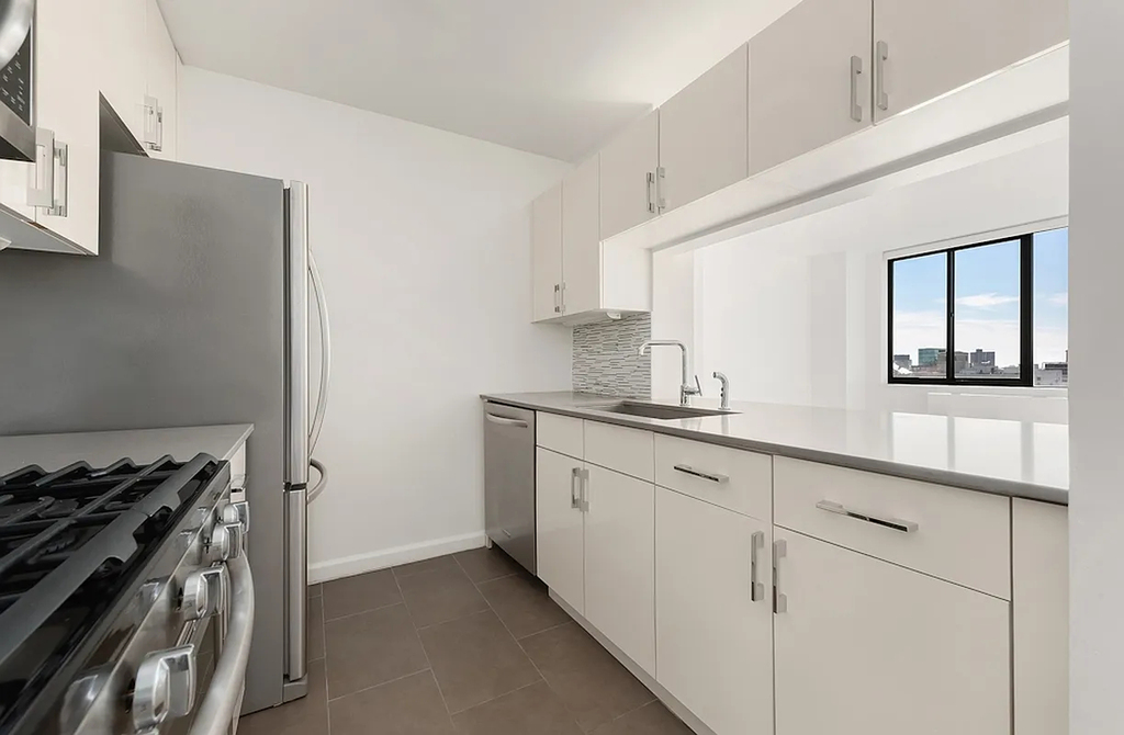 1 Union Sq S, Unit Ph1c - Photo 2