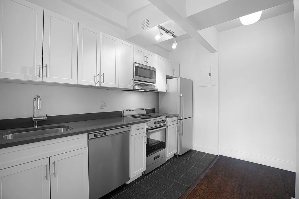 24 Fifth Avenue, Unit 701 - Photo 2