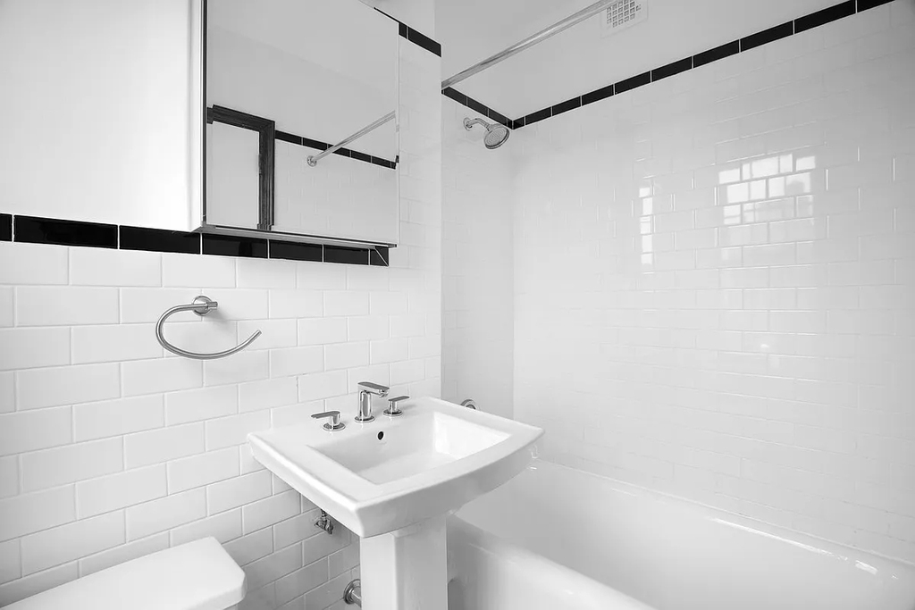 24 Fifth Avenue, Unit 701 - Photo 0