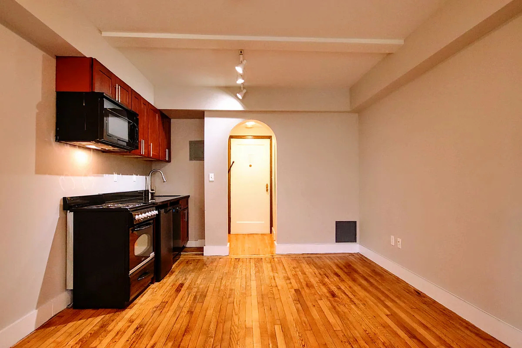 Copy of 11 Waverly Place, Unit 5h - Photo 1