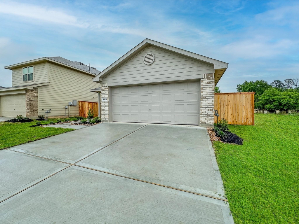 1515 Las Cuevas Drive - Photo 2