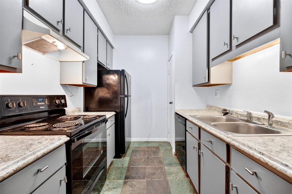 10053 Westpark Drive - Photo 13