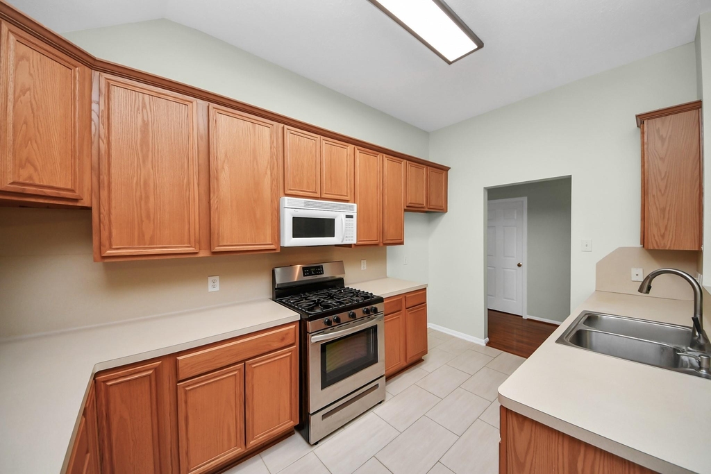 1103 Lake Shore Drive - Photo 4