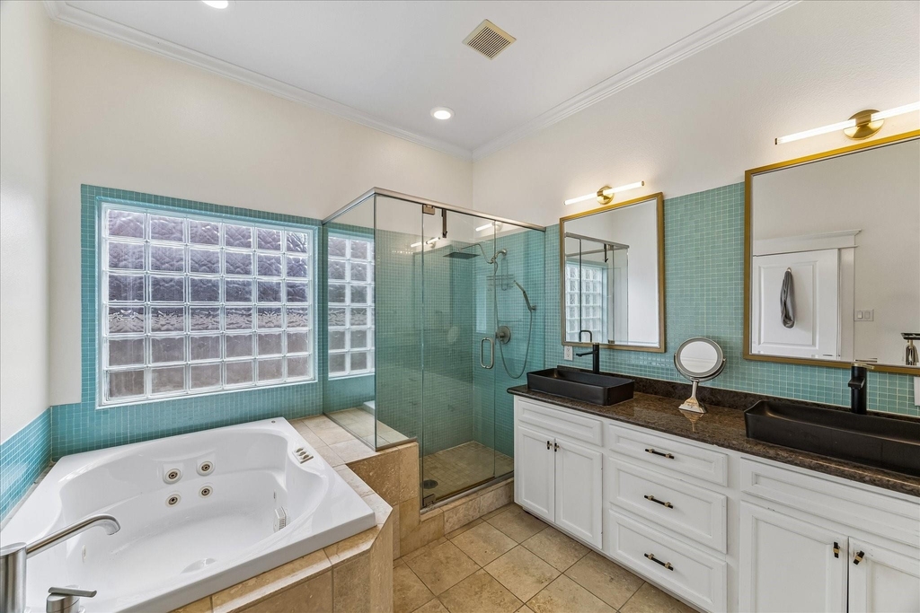 315 W 15th Street - Photo 1