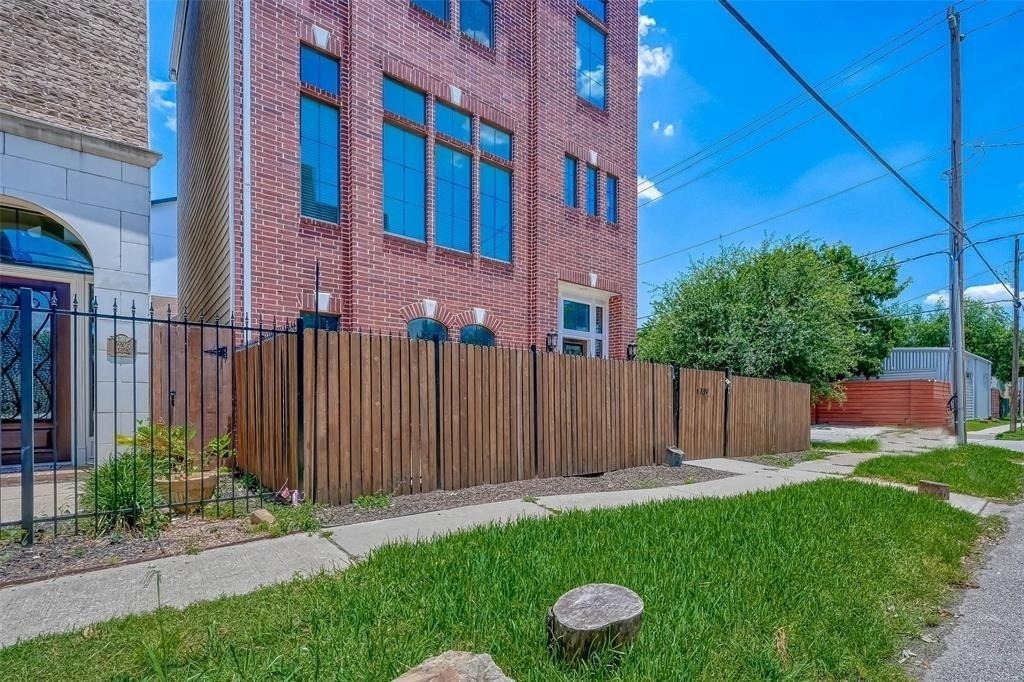 1739 Oakdale Street - Photo 2