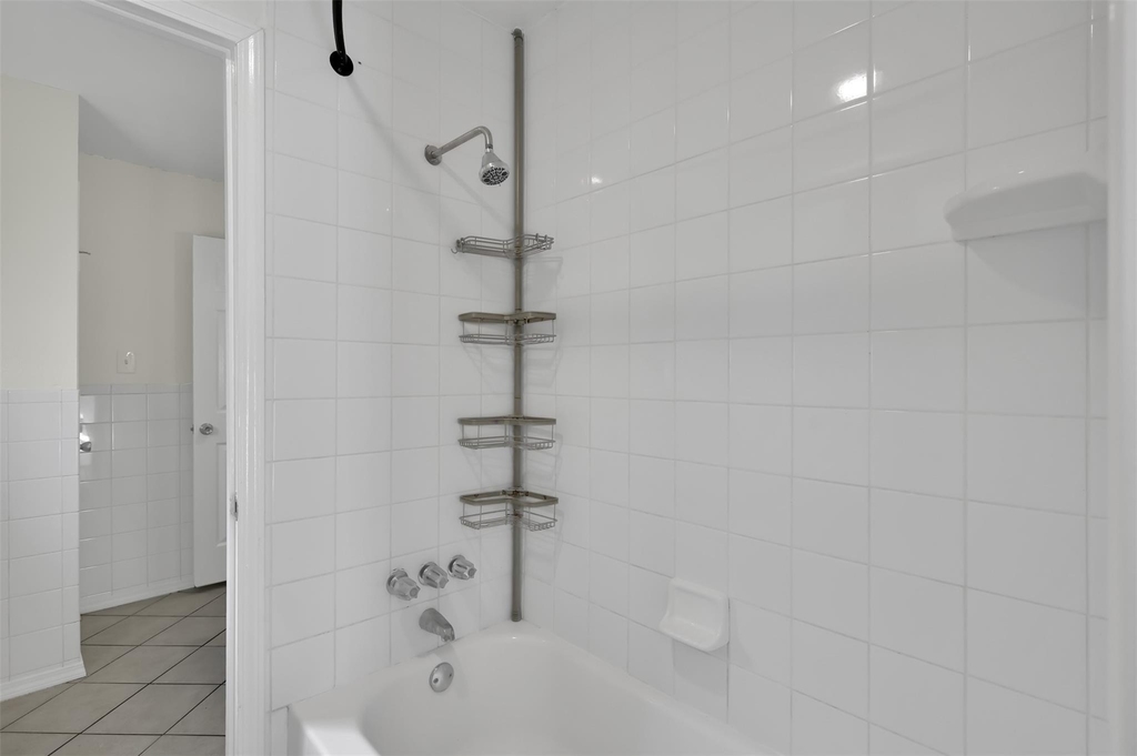1018 Surrey Court - Photo 19
