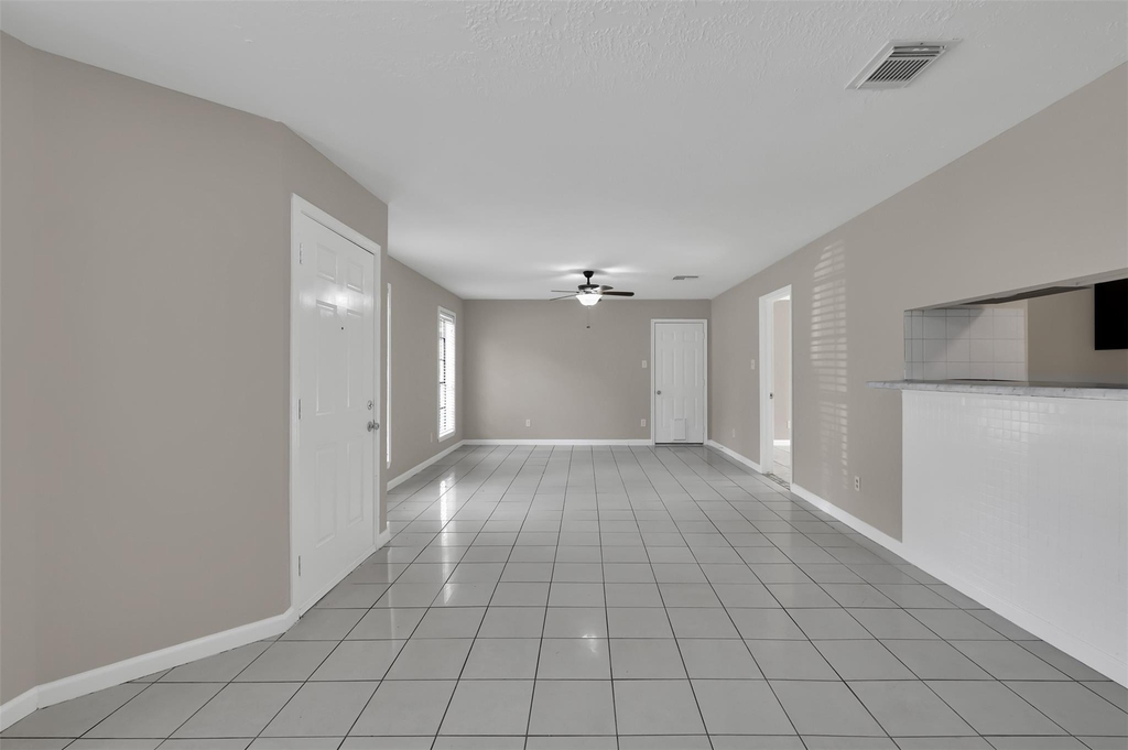 1018 Surrey Court - Photo 10