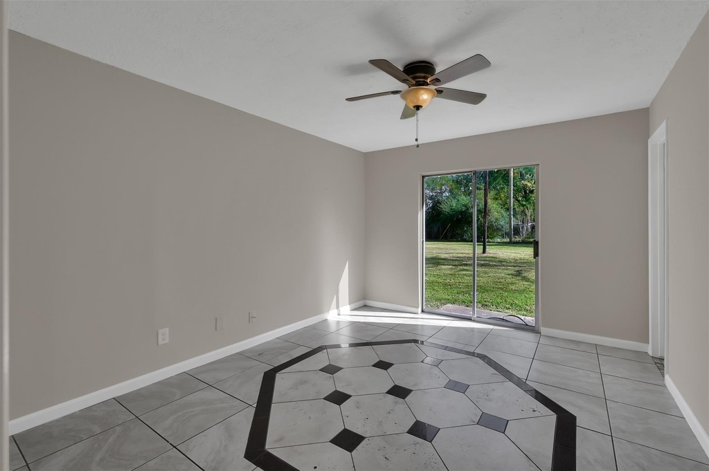 1018 Surrey Court - Photo 16