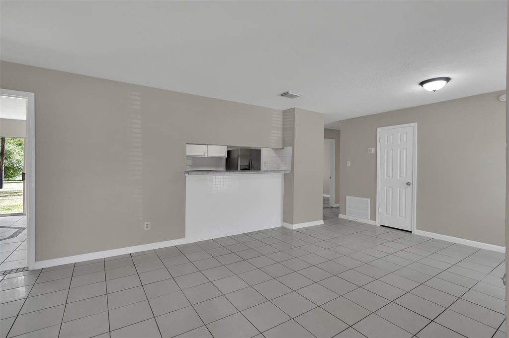 1018 Surrey Court - Photo 6