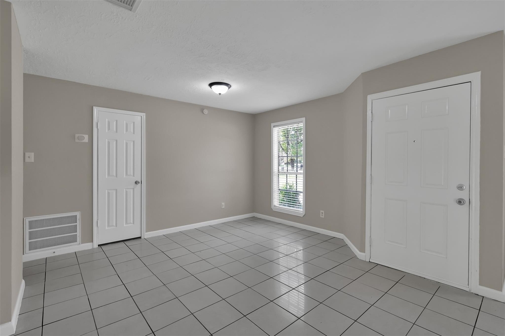 1018 Surrey Court - Photo 9