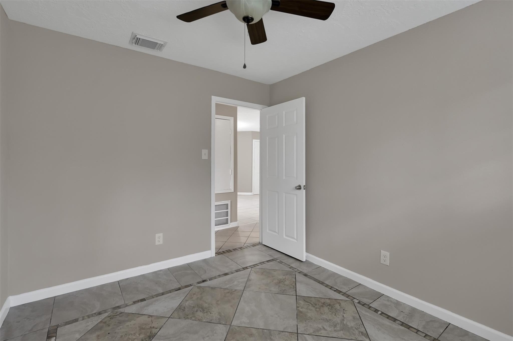 1018 Surrey Court - Photo 22