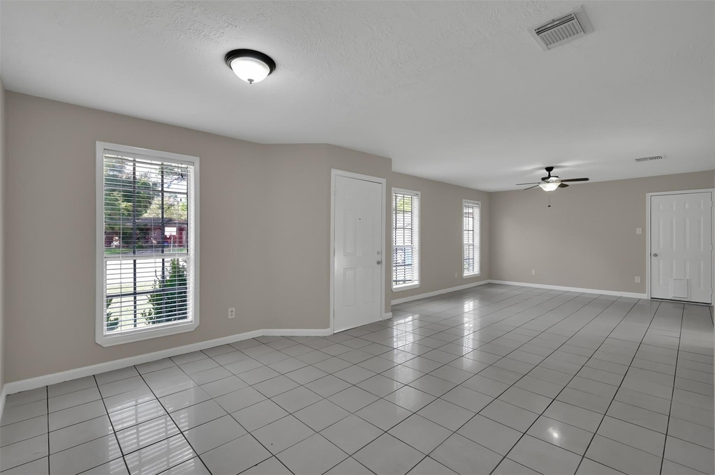 1018 Surrey Court - Photo 8