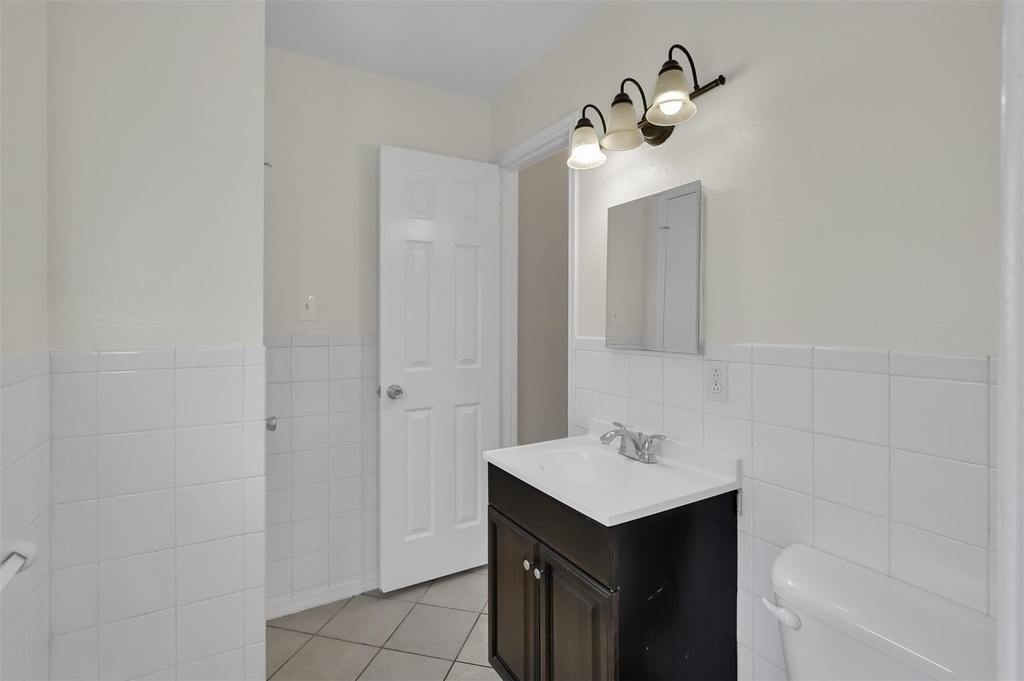 1018 Surrey Court - Photo 20