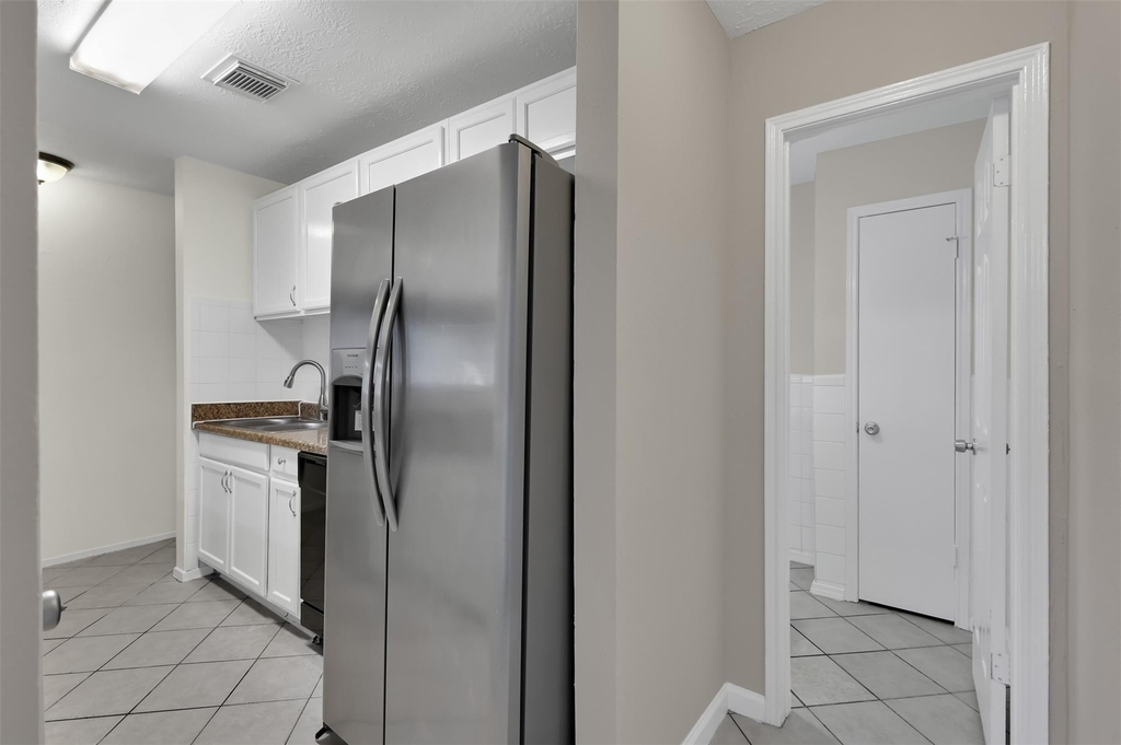 1018 Surrey Court - Photo 14