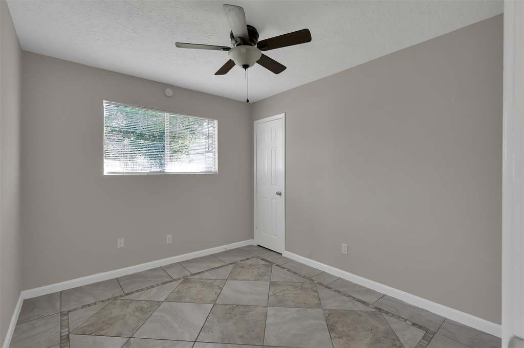 1018 Surrey Court - Photo 21