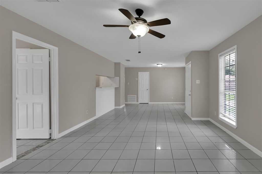 1018 Surrey Court - Photo 5