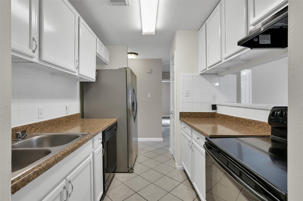1018 Surrey Court - Photo 13