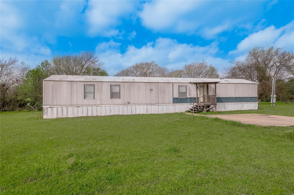 1345 Fm 405 Road - Photo 0