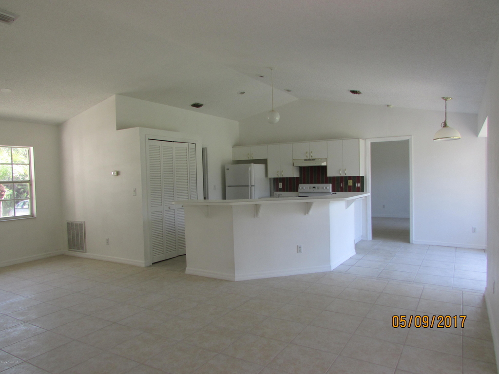 407 Delmonico Street Ne - Photo 3